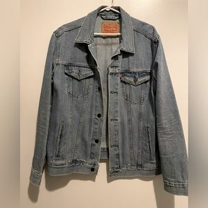 Levi’s Light Wash Denim Trucker Jean Jacket - Large
